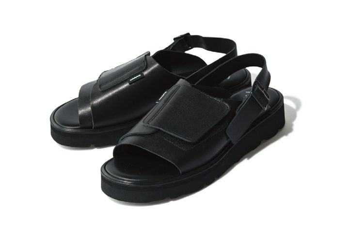 『グラフペーパー』の限定モデルサンダル。