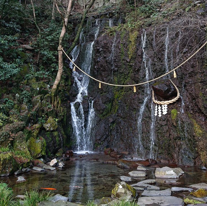 伏流水が湧き出る箱根湯本の名瀑庭園
