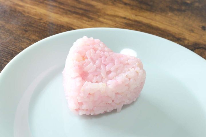 ダイソーのおにぎりパックを使ったハートのおにぎり