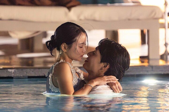 【写真・画像】お風呂で音が漏れる濃厚キス…32歳の元AKB、混浴で激しいスキンシップ「どうする...？」 3枚目