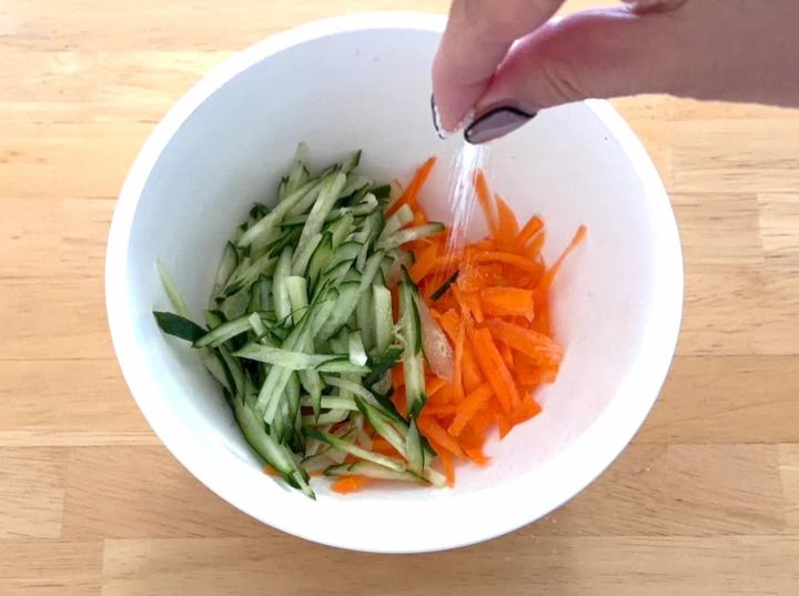 かまぼこと彩り野菜のサラダ