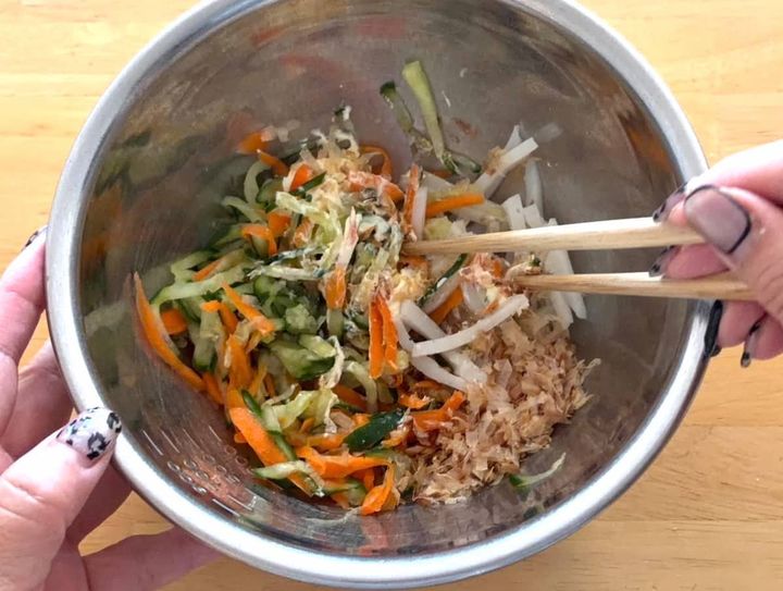 かまぼこと彩り野菜のサラダ