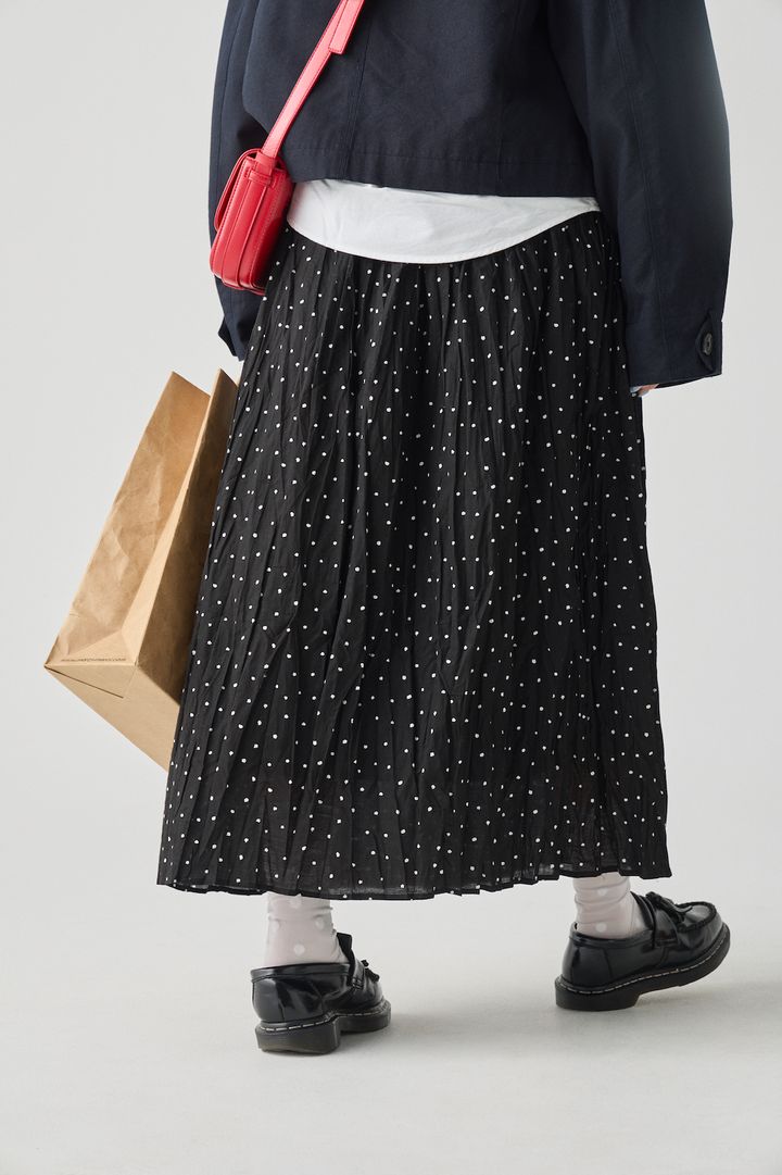 今気になる“ドット柄”をスカートにも靴下にも！モノトーンでまとめて甘さをセーブ【FUDGE FRIEND おしゃれさんの毎日コーディネート vol.673｜大島花菜】