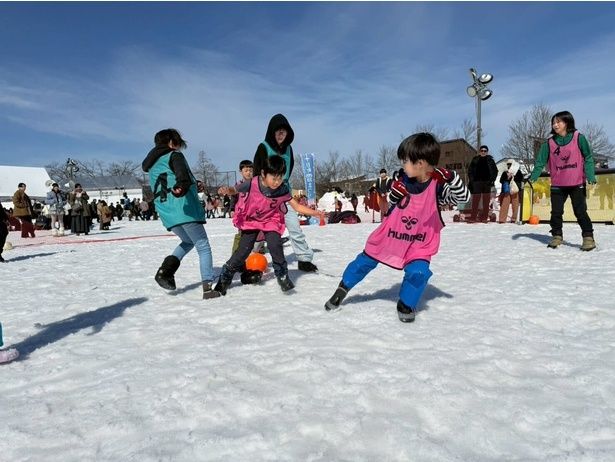 雪まつりでの雪上サッカーの様子