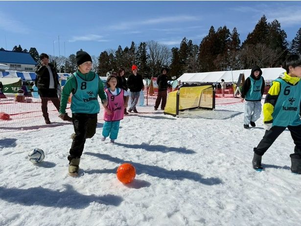 雪上サッカーは土の上で行うサッカーよりも体格差が気にならないので、幅広い年代が一緒に楽しめるそう