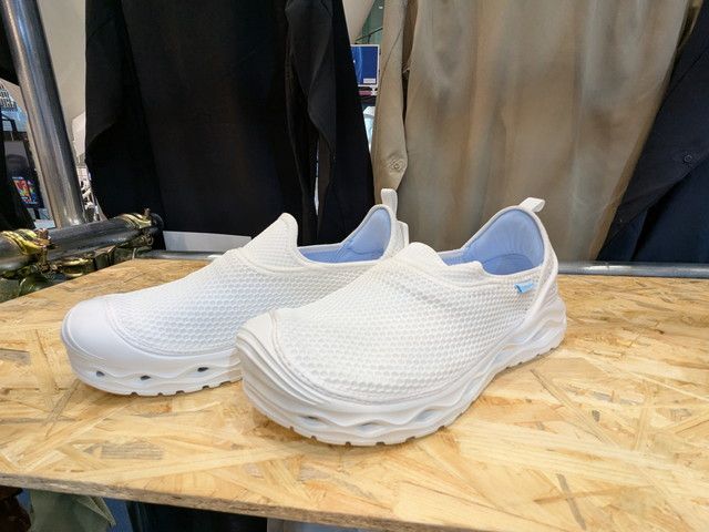 XShelterのスニーカー