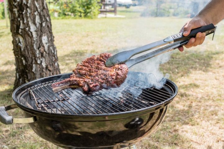 バーベキューで焼かれたコート・ド・ブフ（骨付き牛リブロース）
