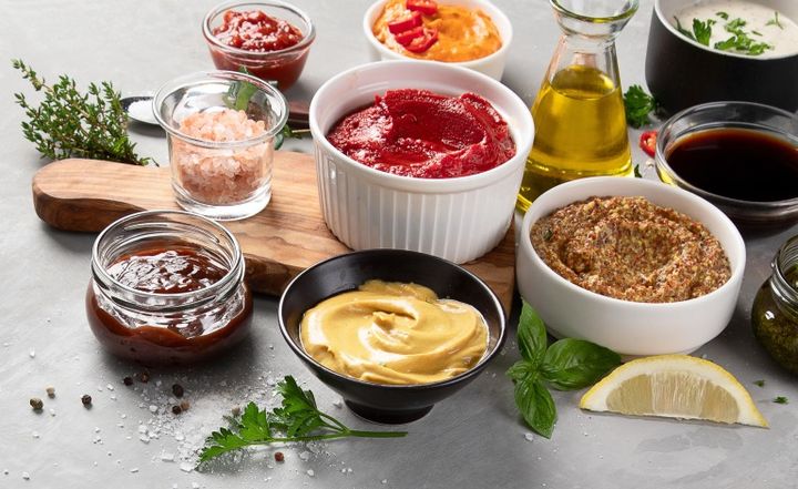 ボウルに入ったさまざまなソースのセット