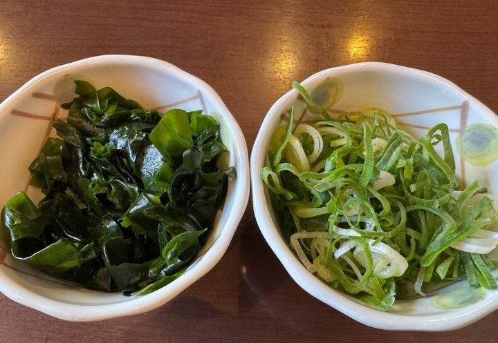 まずは、「青ねぎ」と「わかめ」をトッピング