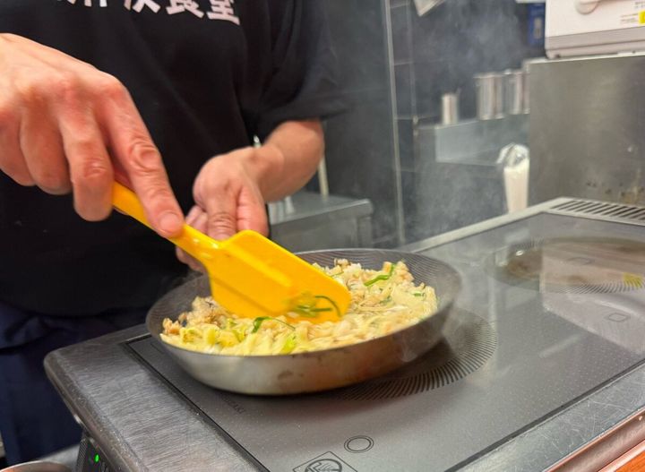 ジュージューという音と共に立ち上がってくる香ばしいソースの香りに、食欲が掻き立てられまくる……！