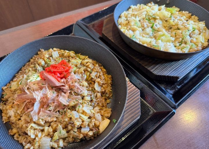 うどん×飯の“禁断のB級グルメ”が爆誕！新ジャンル「丸亀うどんメシ」をPOPUPで最速実食！熱々グリルパンから直接かっ喰らう背徳感がやばい