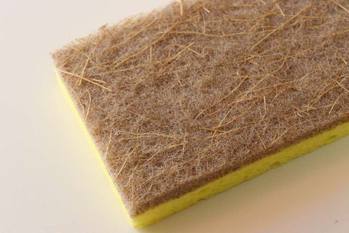 ダイソーのココナッツスクラブセルローススポンジ（2個）の茶色い面