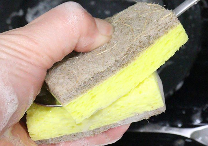 ダイソーのココナッツスクラブセルローススポンジ（2個）の使用例