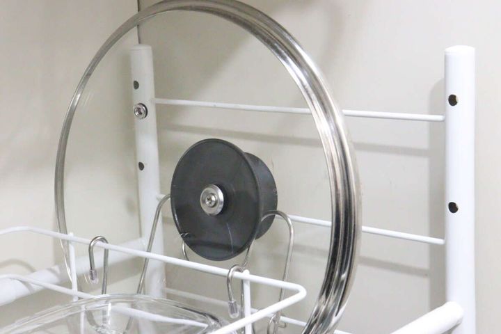 セリアのステンレス水切りラック用鍋ふたホルダーは省スペースで保管できる