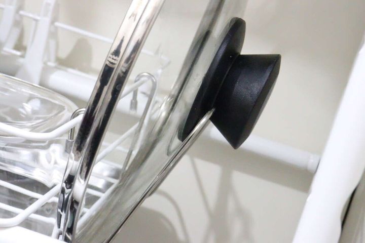 セリアのステンレス水切りラック用鍋ふたホルダーは鍋蓋の取っ手が収まり転がらない