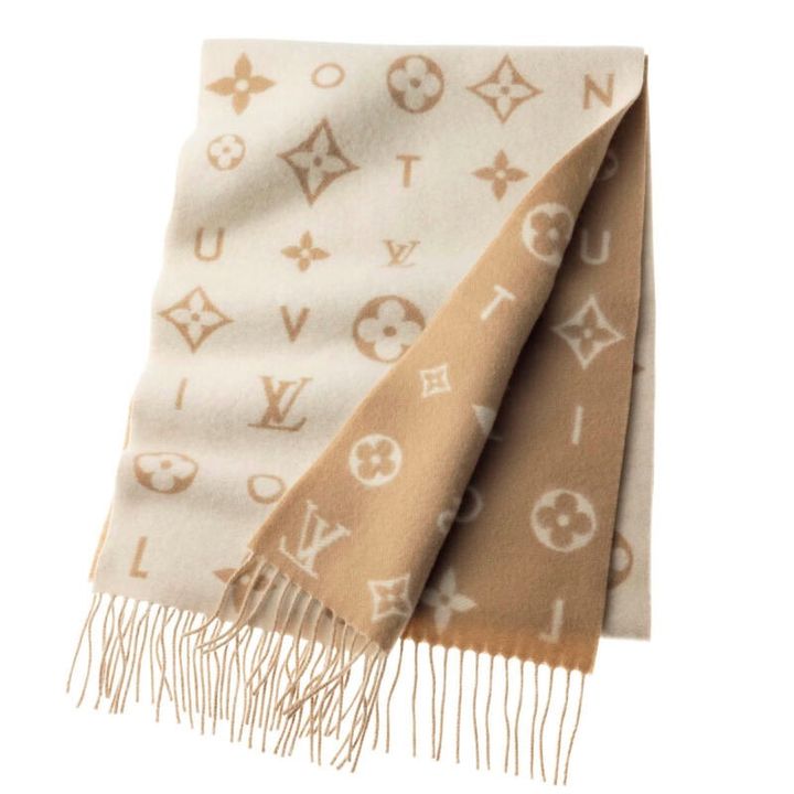 シグネチャーが彩るロングシルエットのマフラー。上質なカシミア100%で長く愛せる逸品。[H40×W240]¥163,900（ルイ・ヴィトン／ルイ・ヴィトン クライアントサービス）