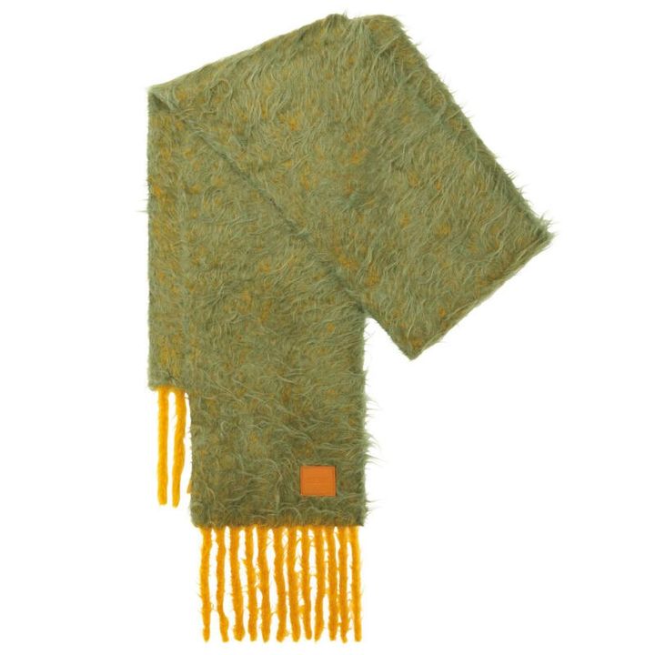 存在感のあるレオパード柄やイエローのフリンジをコーデのアクセントに。マフラー[H23×W210]¥103,400（ロエベ／ロエベ ジャパン クライアントサービス）