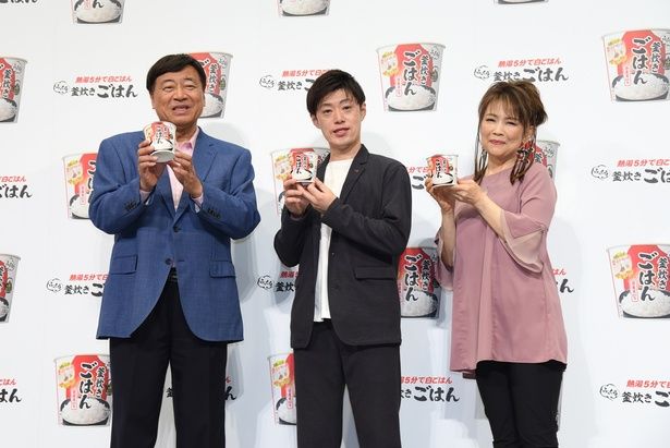夢グループの石田重廣社長、保科有里さん(両サイド)と、日清食品 マーケティング部 第7グループ ブランドマネージャーの中村圭佑さん(中央)