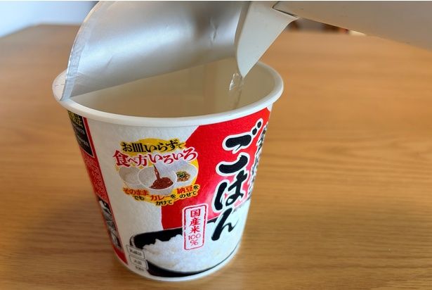 蓋を開けて熱湯を注げば、あとは5分待つだけ