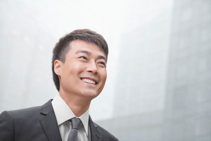 笑顔のビジネスパーソン