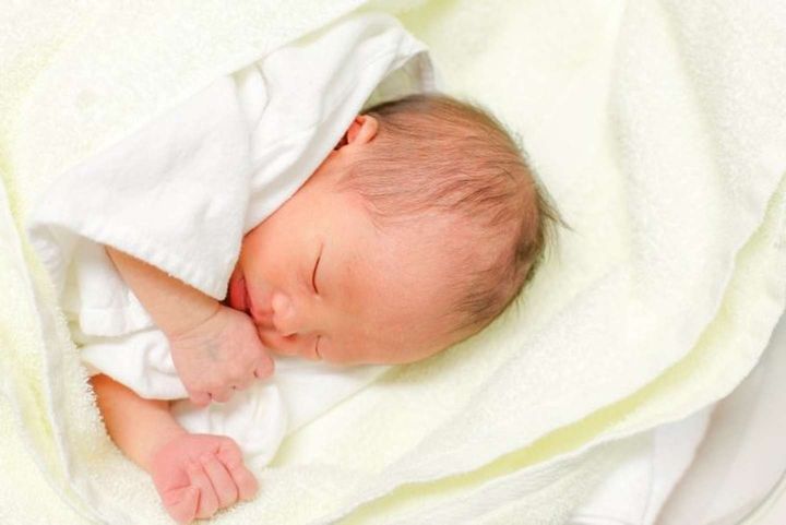 翌朝、赤ちゃん誕生（画像はphotoAC）