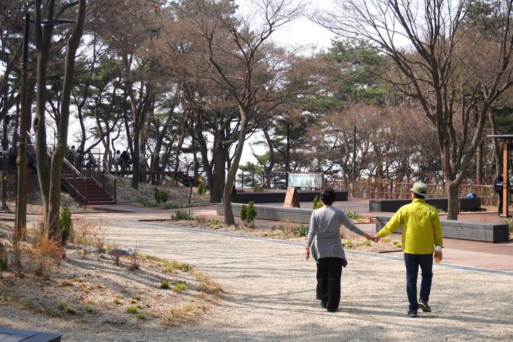 ところどころベンチや公園があるのも◎。夫婦や友達同士、仲良く登山を楽しむ韓国の人々が目立ちました。