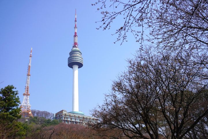 何処から見ても、まっすぐそびえ立つソウルタワー。私がはじめてソウルに来た20数年前は展望台の入場料が確か8000ウォンでしたが、今は2万9000ウォンまで跳ね上がっています。