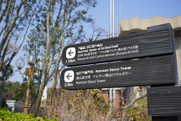 ここから2.3㎞の山道を登れば、ソウルタワー。歩きでもいいですが、タワーの近くまでバスが出ているので、私はバスを利用することに。