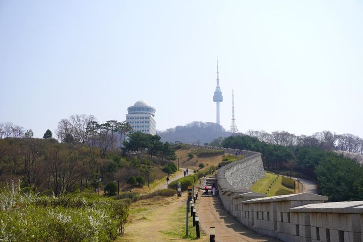 白凡広場からソウルタワーを見たところ。ミセモンジさえなければ、ソウルタワーがもっとはっきり見えるはずが、残念です……。