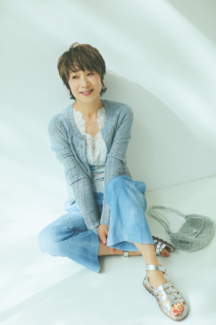 カーディガン¥487,300、ノースリーブニット¥396,000、パンツ¥204,600／すべてエルマンノ シェルヴィーノ（ウールン商会）、バッグ¥79,200／アンテプリマ/ワイヤーバッグ（アンテプリマジャパン）、サンダル¥69,300／トリッペン（トリッペン原宿店）