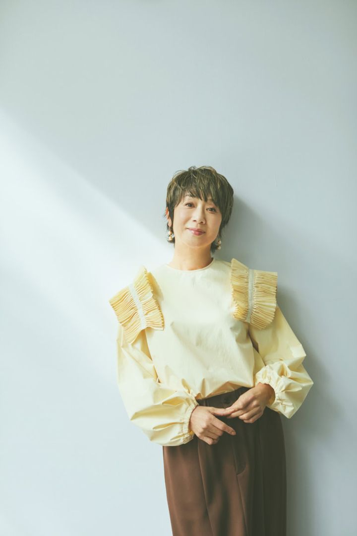 ブラウス¥44,000、パンツ¥37,400／ともにアドーア、ピアス¥11,000／マナ ローザ ジュエル（マナ ローザ）