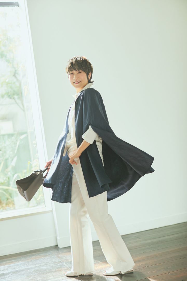 ケープ¥170,500、シャツ¥83,600、パンツ¥52,800／すべてマディソンブルー、バッグ¥198,000／ミチノ・パリ、シューズ¥69,300／ペリーコ（ともに アマン）