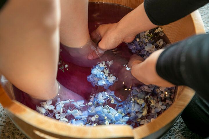 お花を浮かべた足湯でひと休み♪鎌倉の散策途中に立ち寄りたい「嵐湯 鎌倉別邸」