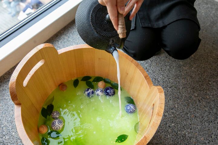 お花を浮かべた足湯でひと休み♪鎌倉の散策途中に立ち寄りたい「嵐湯 鎌倉別邸」