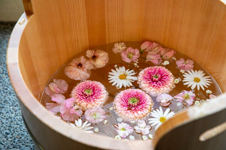 お花を浮かべた足湯でひと休み♪鎌倉の散策途中に立ち寄りたい「嵐湯 鎌倉別邸」