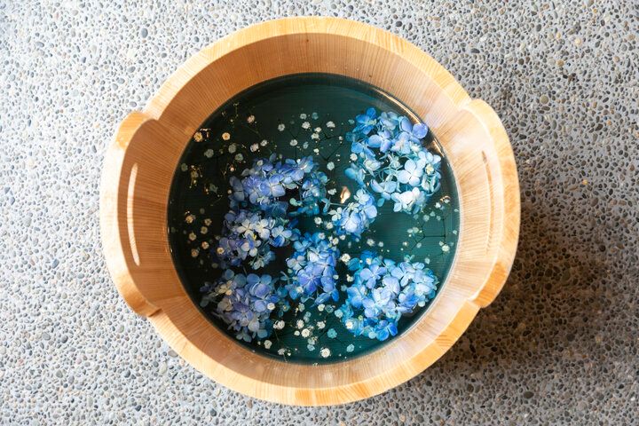 お花を浮かべた足湯でひと休み♪鎌倉の散策途中に立ち寄りたい「嵐湯 鎌倉別邸」