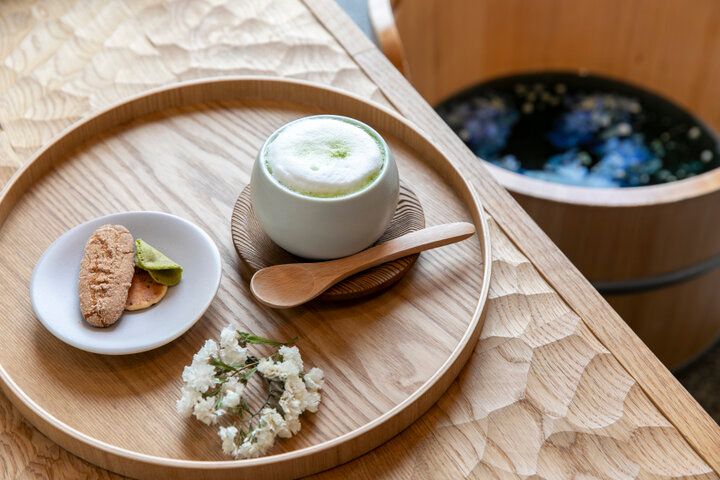 お花を浮かべた足湯でひと休み♪鎌倉の散策途中に立ち寄りたい「嵐湯 鎌倉別邸」