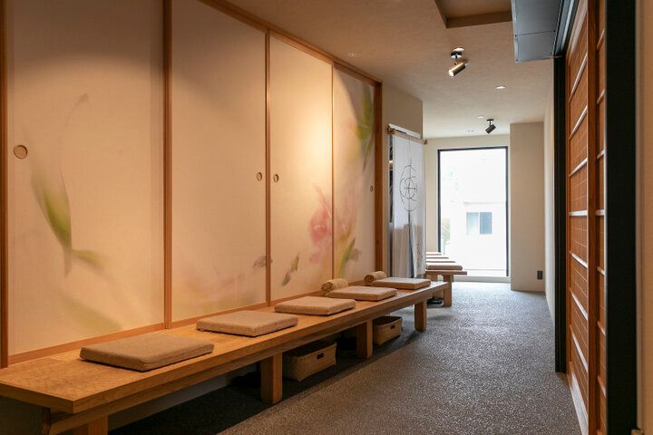 お花を浮かべた足湯でひと休み♪鎌倉の散策途中に立ち寄りたい「嵐湯 鎌倉別邸」