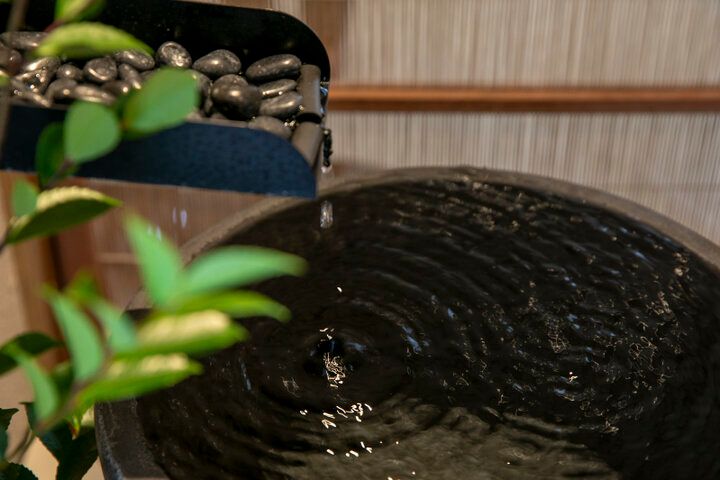 お花を浮かべた足湯でひと休み♪鎌倉の散策途中に立ち寄りたい「嵐湯 鎌倉別邸」