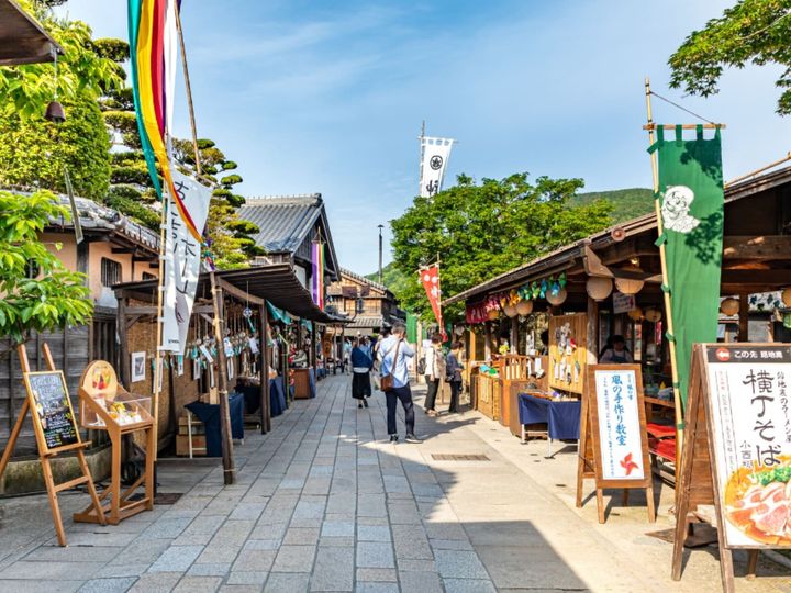 三重県伊勢市の伊勢志摩国立公園に位置する「二見温泉」は、古くからお伊勢参りの旅人を癒してきた歴史ある温泉地です。日本有数の療養泉「蘇民の湯」として知られ、伊勢湾の絶景を望む露天風呂が魅力。心身を整える旅に最適なスポットです。