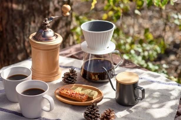 宿泊者専用テラスでオリジナルコーヒーを楽しむ。景色を眺めながらのリラックスタイム