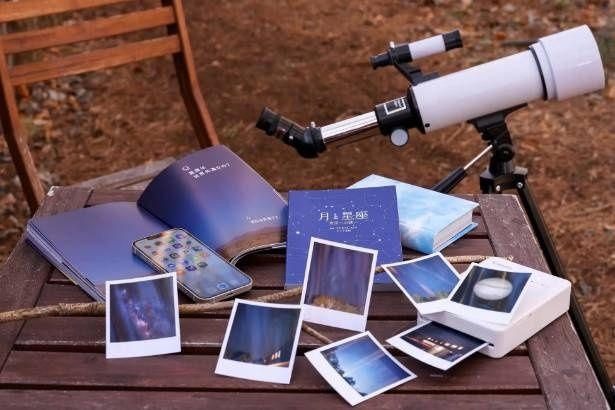 テラスに望遠鏡を設置し、写真を印刷するプリンターも用意