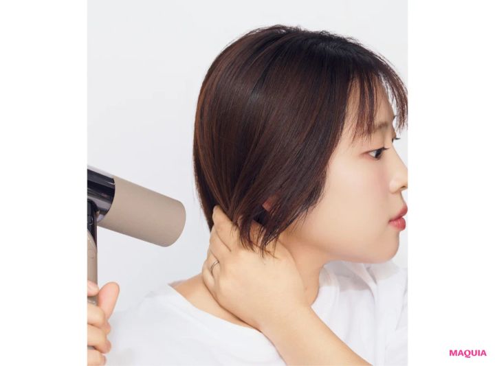 ヘアアレンジ ドライヤーを使った髪の巻き方 ショートボブ 襟足の髪は首に沿わせて外ハネに