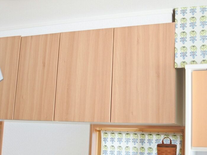 キッチン背面にある吊り戸棚収納