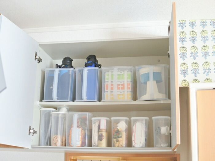手が届きにくい…キッチンの『吊戸棚』収納アイデア。踏み台いらずで取り出しやすくなりました♪