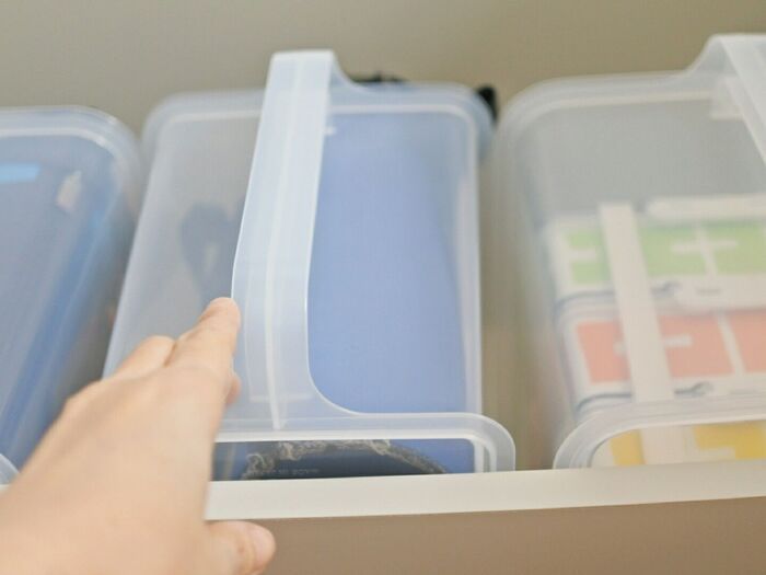 手が届きにくい…キッチンの『吊戸棚』収納アイデア。踏み台いらずで取り出しやすくなりました♪