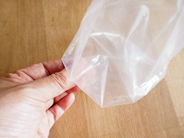 角を内側に折り込みます。