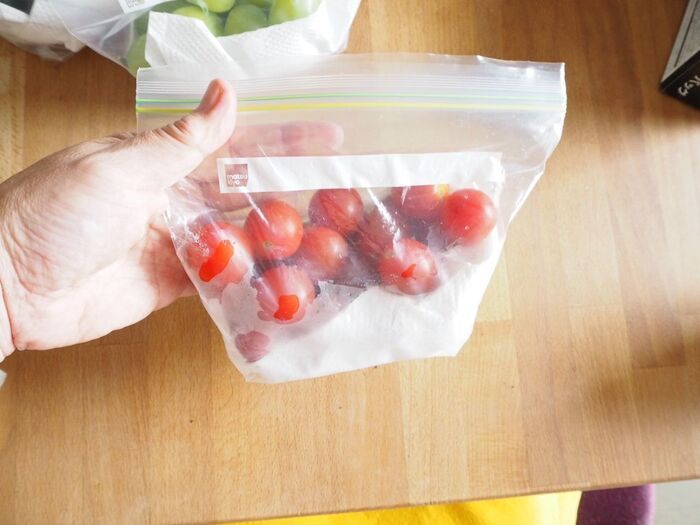 キッチンペーパーを敷いて野菜を入れます。