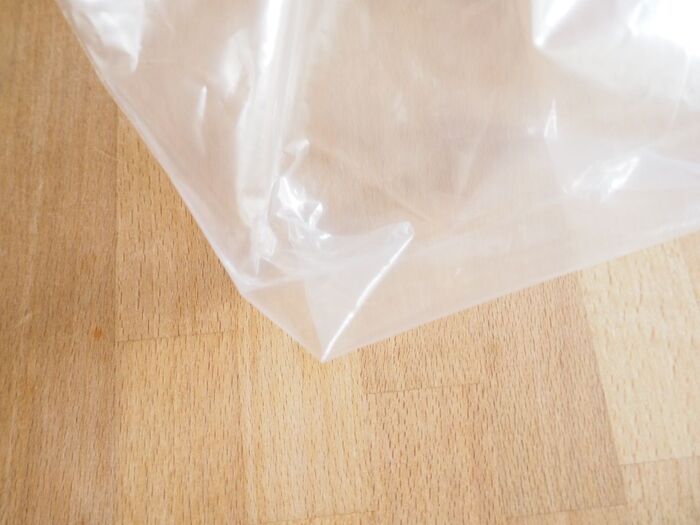 ジップ付き保存袋は『立てて』収納するのが便利。ちょっとの工夫で「マチ付き」にできます♪