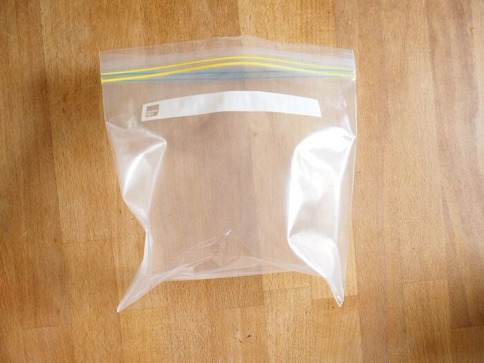 ジップ袋の角を平らにします。